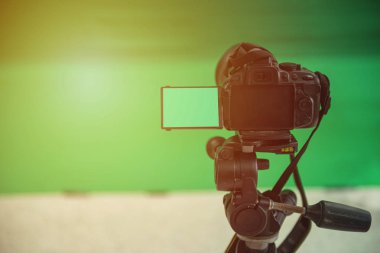 Videograf alarak video kamera, kamera ekipmanları film yeşil ekranda stand by.