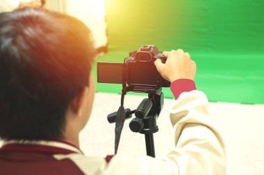 Videograf alarak video kamera, kamera ekipmanları film yeşil ekranda stand by.