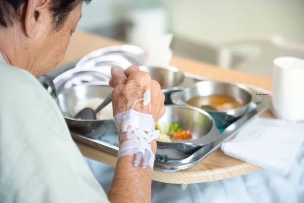 Старшая Азиатская Пациентка Больнице Обедает Подносе Концентрируется Инъекциях Гипсе Стоковое Изображение