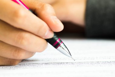 Kalem ve kağıt işlemeli eliyle .