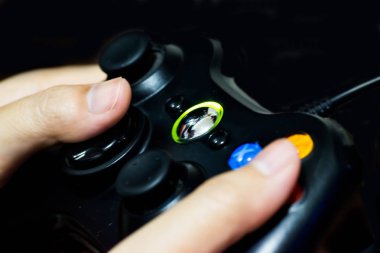 Oyun kumandası joystick el ile. 