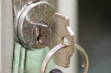 Yukarı tuşu kilidi aç kapıyı kapatın.