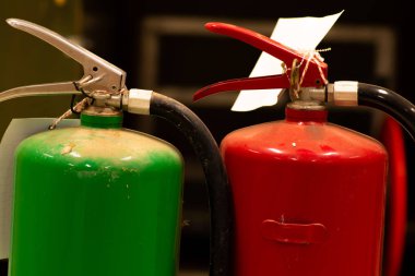 Yangın söndürücü iki öğe.