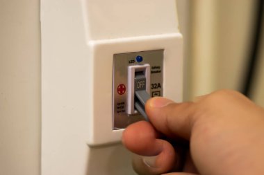 Adam Elektrik güvenlik anahtarları açmak 