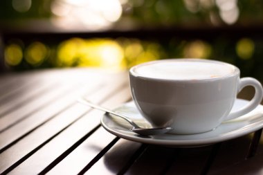 Ahşap masada taze kahve molası fincan.