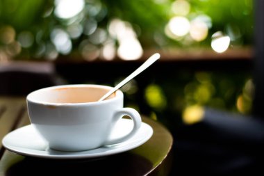 Ahşap masada taze kahve molası fincan.