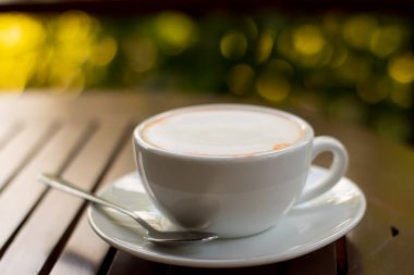 Ahşap masada taze kahve molası fincan.