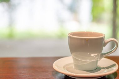 Doğa arka planlı kafede bir fincan kahve.