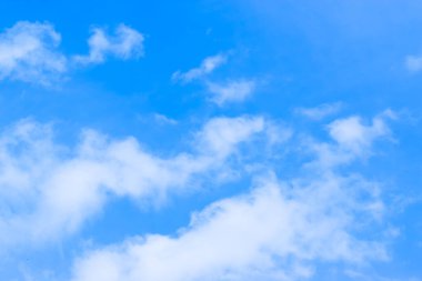 Bulutlu mavi gökyüzü