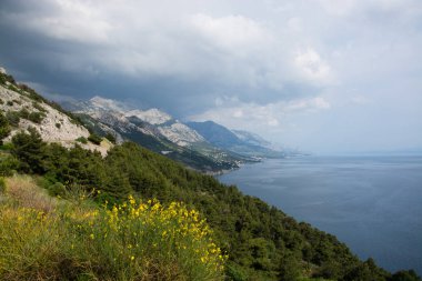 Makarska Riviera bir Adriyatik Denizi, 60 kilometre uzunluğunda ve sadece birkaç kilometre genişliğinde, Hırvat sahil çok yüksek dağ Biokovo altında sıkışmış bir parçasıdır.