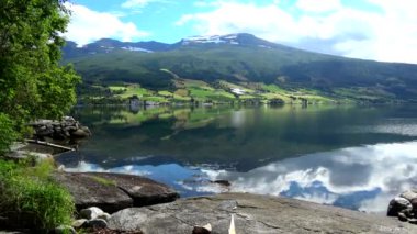 Nordfjorden, Norveç, doğu kesiminde Innvikfjorden denir.