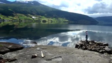 Nordfjorden, Norveç, doğu kesiminde Innvikfjorden denir.