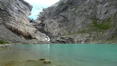 Briksdalsbreen Jostedalsbreen buzul en erişilebilir ve en iyi bilinen kollarından biridir.