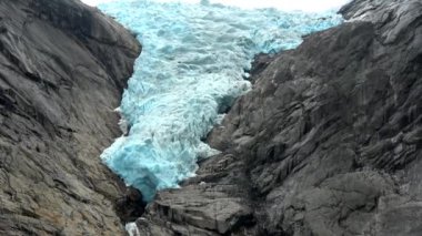 Briksdalsbreen Jostedalsbreen buzul en erişilebilir ve en iyi bilinen kollarından biridir.