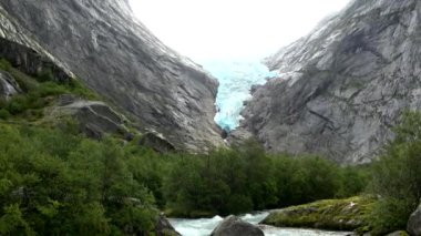 Briksdalsbreen Jostedalsbreen buzul en erişilebilir ve en iyi bilinen kollarından biridir.