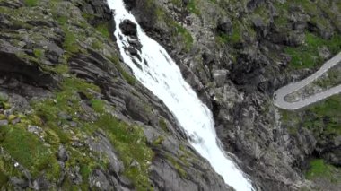 Trollstigen Rauma Belediyesi, daha fazla og bir yılan gibi dağ road almaktadır Romsdal İlçesi, Norveç.