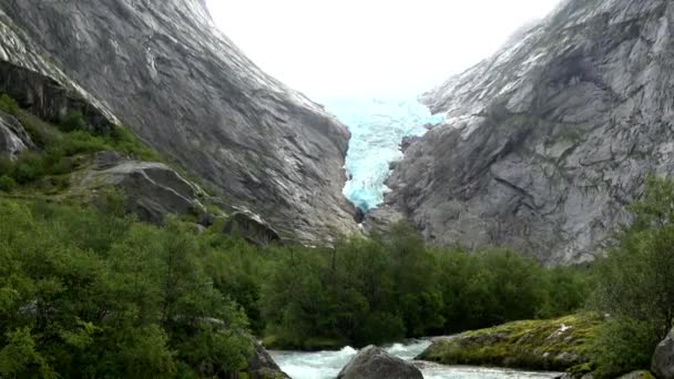 Briksdalsbreen ヨステダール氷河氷河の最もアクセスし 最もよく知られた武器の一つです — ストック動画