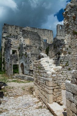 Dvigrad, Hırvatistan 'ın orta Istria kentinde terk edilmiş bir ortaçağ kentidir..