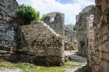 Dvigrad, Hırvatistan 'ın orta Istria kentinde terk edilmiş bir ortaçağ kentidir..