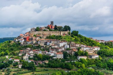 Motovun Hırvatistan 'ın orta Istria kentinde bir köydür..