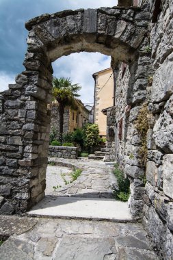 Hum Hırvatistan 'ın kuzeybatısında, Istria' nın orta kesiminde ve dünyanın en küçük kasabası olarak bilinen bir kasabadır..