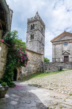 Hum Hırvatistan 'ın kuzeybatısında, Istria' nın orta kesiminde ve dünyanın en küçük kasabası olarak bilinen bir kasabadır..