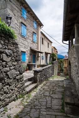 Hum Hırvatistan 'ın kuzeybatısında, Istria' nın orta kesiminde ve dünyanın en küçük kasabası olarak bilinen bir kasabadır..