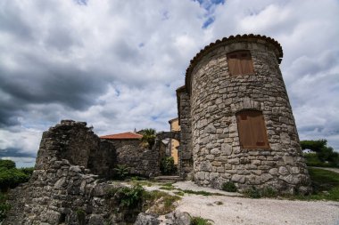 Hum Hırvatistan 'ın kuzeybatısında, Istria' nın orta kesiminde ve dünyanın en küçük kasabası olarak bilinen bir kasabadır..