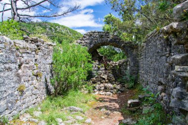Eski yolda bir kez Labin ve Rabac bağlanan Harabeleri Romanesk kilise St. Hadrian standı.