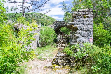 Eski yolda bir kez Labin ve Rabac bağlanan Harabeleri Romanesk kilise St. Hadrian standı.