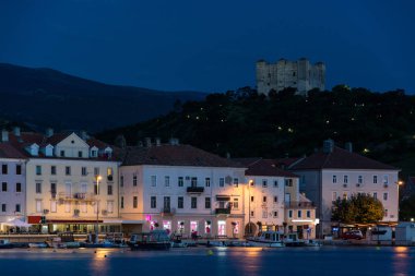 Senj Hırvatistan üst Adriyatik kıyısındaki eski bir merkezidir. Uskoks koltuk Nehaj kale kasaba sembolüdür. 