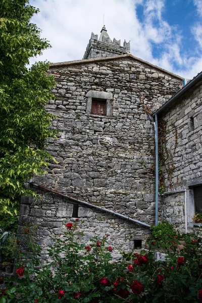 Hum Hırvatistan 'ın kuzeybatısında, Istria' nın orta kesiminde ve dünyanın en küçük kasabası olarak bilinen bir kasabadır..