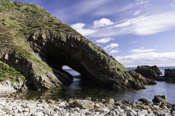Fiddle 岩是苏格兰东北海岸波特克基附近的天然海拱 — 图库照片