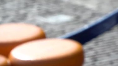 Alkmaar 'ın ana ilgi alanı Waagplein' daki peynir pazarı..