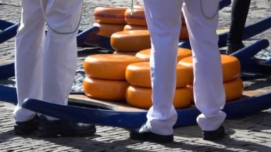 Alkmaar 'ın ana ilgi alanı Waagplein' daki peynir pazarı..