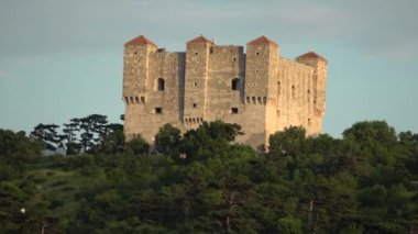Senj Hırvatistan üst Adriyatik kıyısındaki eski bir merkezidir. Uskoks koltuk Nehaj kale kasaba sembolüdür. 