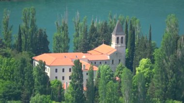 Visovac Manastırı Hırvatistan 'ın Krka Ulusal Parkı' ndaki Visovac adasında bulunan bir Katolik manastırıdır..