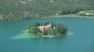 Visovac Manastırı Hırvatistan 'ın Krka Ulusal Parkı' ndaki Visovac adasında bulunan bir Katolik manastırıdır..