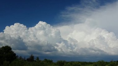 Hızlı hareketli video fırtına bulutların Hırvatistan.