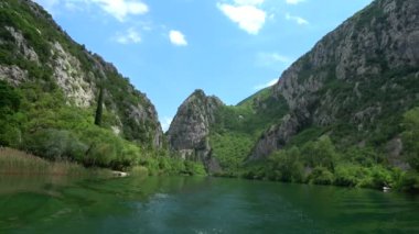 Cetina Güney Hırvatistan bir nehirdir ve Adriyatik Denizi akar.