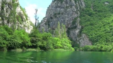 Cetina Güney Hırvatistan bir nehirdir ve Adriyatik Denizi akar.