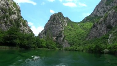 Cetina Güney Hırvatistan bir nehirdir ve Adriyatik Denizi akar.