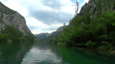 Cetina Güney Hırvatistan bir nehirdir ve Adriyatik Denizi akar.