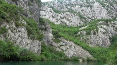 Cetina Güney Hırvatistan bir nehirdir ve Adriyatik Denizi akar.