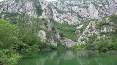 Cetina Güney Hırvatistan bir nehirdir ve Adriyatik Denizi akar.