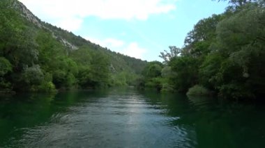 Cetina Güney Hırvatistan bir nehirdir ve Adriyatik Denizi akar.