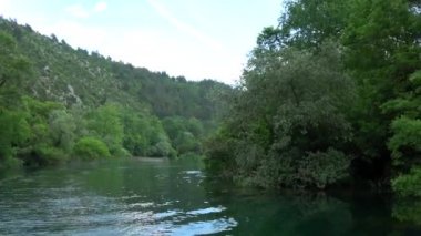 Cetina Güney Hırvatistan bir nehirdir ve Adriyatik Denizi akar.
