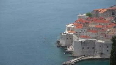 Dubrovnik Adriyatik Denizi üzerinde Hırvat bir şehirdir. Akdeniz'de en önemli turistik yerlerinden biridir.