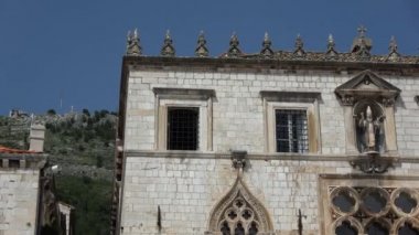 Dubrovnik Adriyatik Denizi üzerinde Hırvat bir şehirdir. Akdeniz'de en önemli turistik yerlerinden biridir.