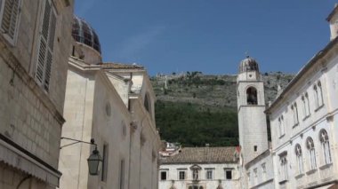 Dubrovnik Adriyatik Denizi üzerinde Hırvat bir şehirdir. Akdeniz'de en önemli turistik yerlerinden biridir.